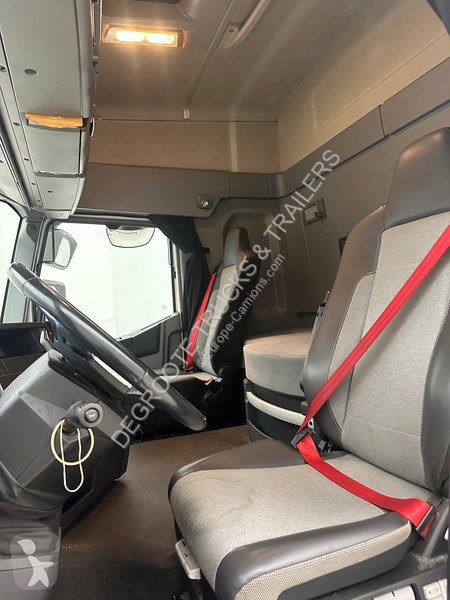 جرار Renault T 440