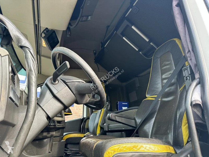 جرار Volvo 16750 8X4 - 180 TON - POWER STEERING...