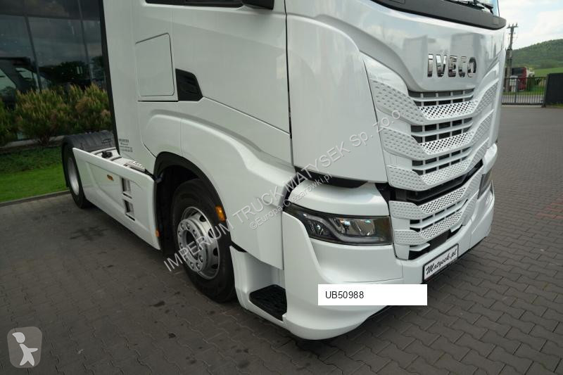 Влекач Iveco / 490