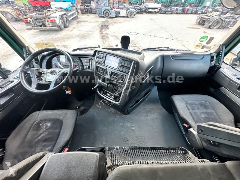 Iveco 460 NP 4x2 LNG tractor unit