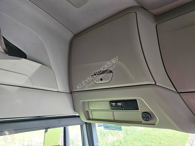 Iveco AS440S46 LNG tractor unit