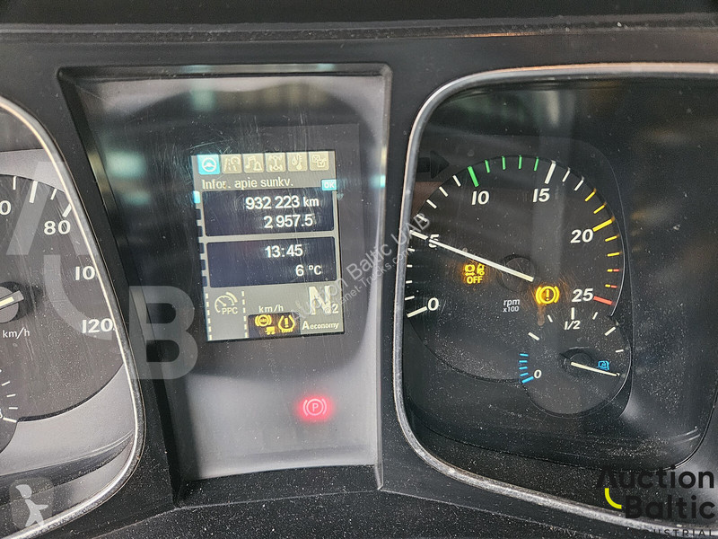 Ťahač Mercedes 843