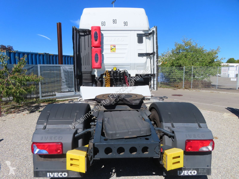 Nyergesvontató Iveco 490