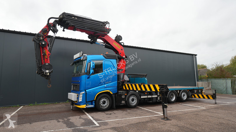 Tahač Volvo 8x2 flatbed truck with Palfinger PK...