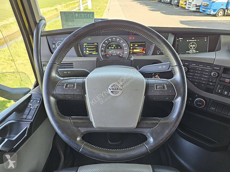 Traktor Volvo 500 LEATHER NAVI SKIRTS
