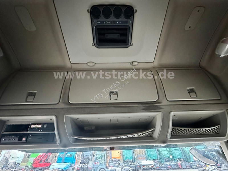 Iveco 460 NP 4x2 LNG tractor unit