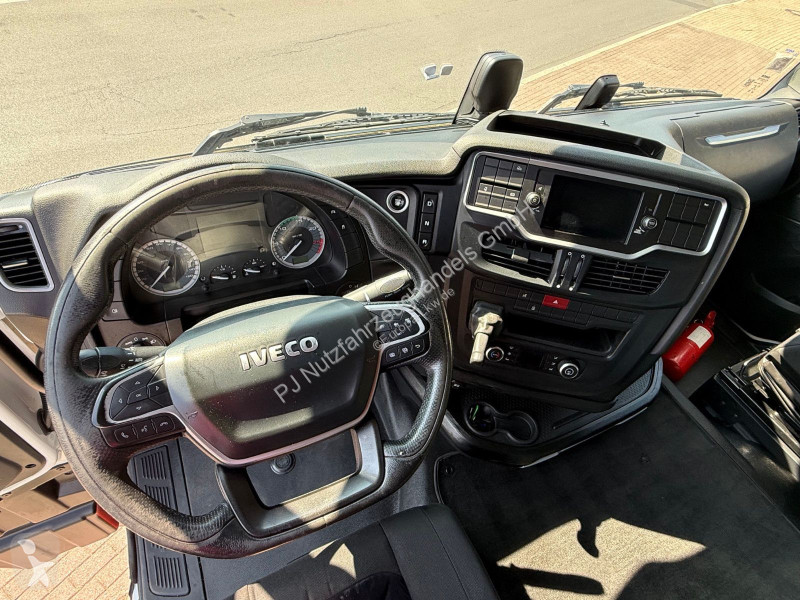 Iveco S460 tractor unit