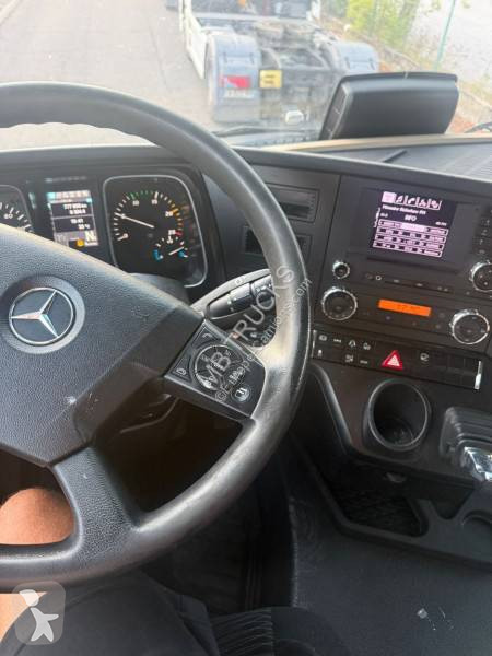 Cabeza tractora Mercedes 1843