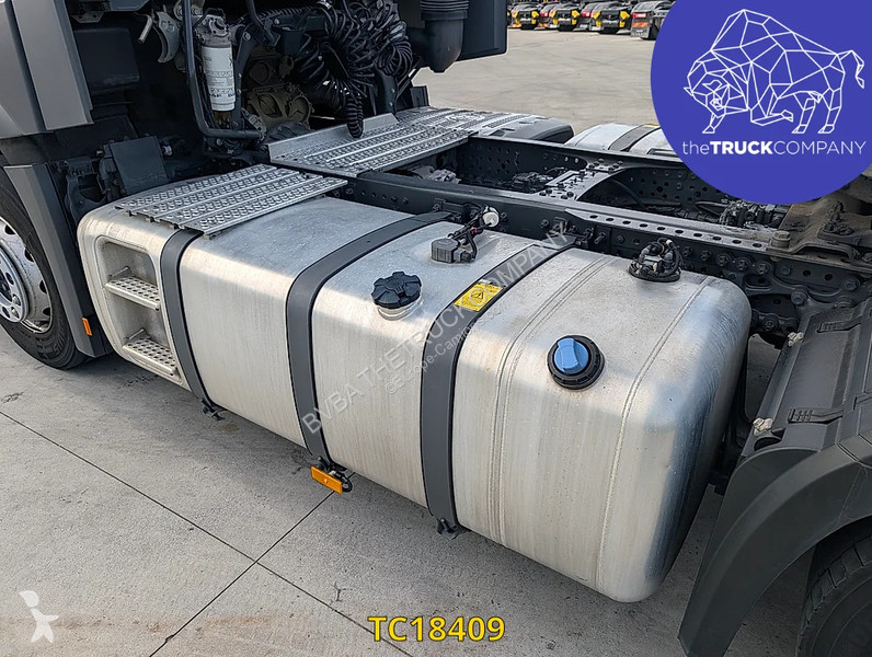 Тягач Mercedes 1851
