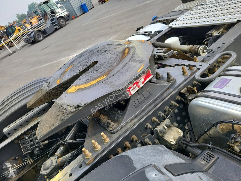 Влекач Volvo 460