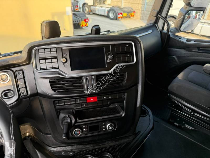 Iveco 490 tractor unit