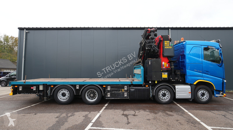 Tahač Volvo 8x2 flatbed truck with Palfinger PK...