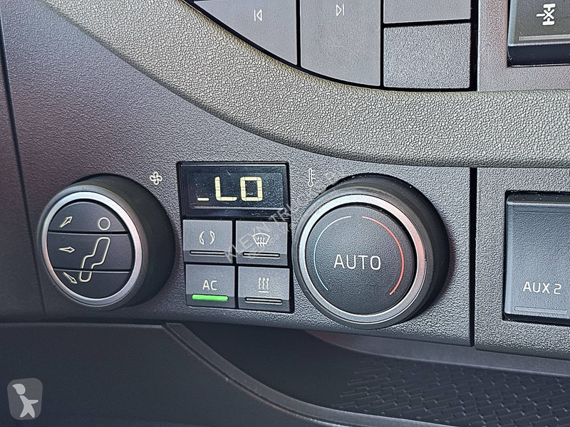 Traktor Volvo 500 LEATHER NAVI SKIRTS