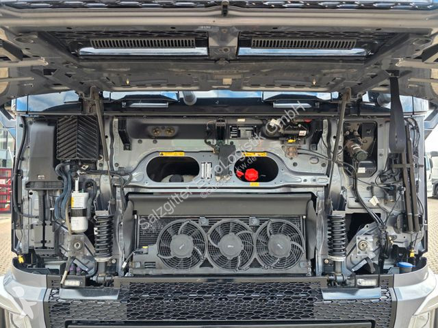 Tahač Volvo / Retarder / Standklima / TV / 6D