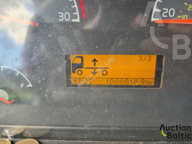 جرار Volvo 300