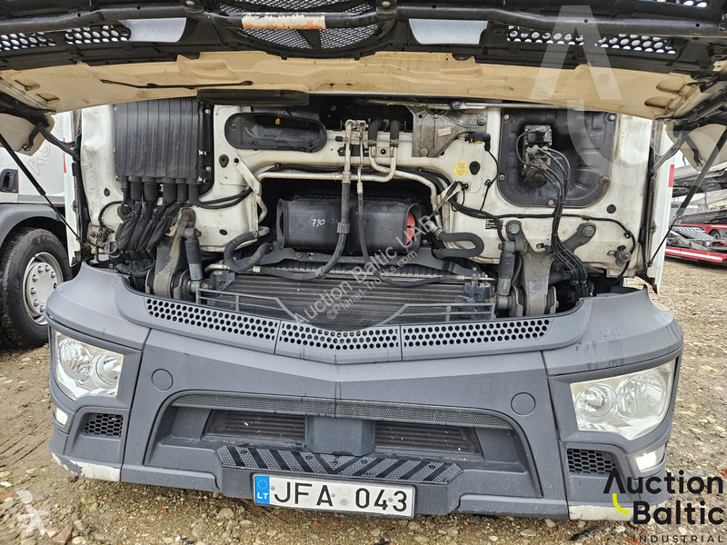 Ťahač Mercedes 843