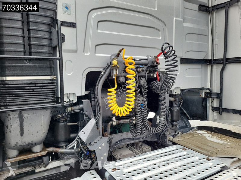 Tahač Volvo FH 460 4X2 Globe Alcoa's Leder
