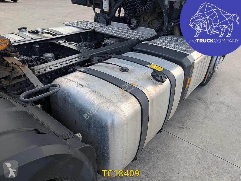 Тягач Mercedes 1851