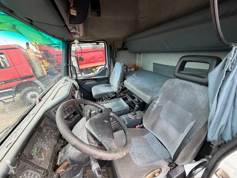 Renault 400 Tractor - Manual Gearbox - Sleeping...
