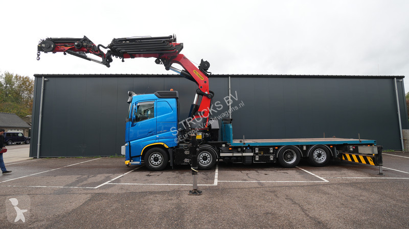 Tahač Volvo 8x2 flatbed truck with Palfinger PK...