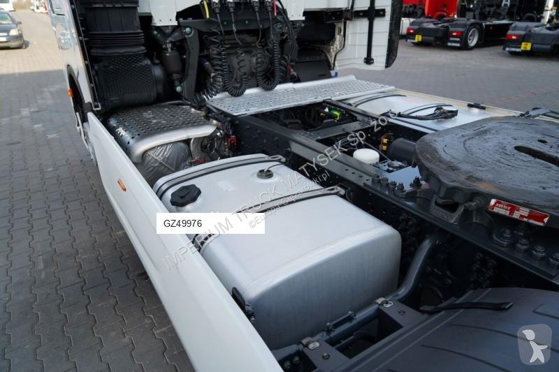 Влекач Iveco 490