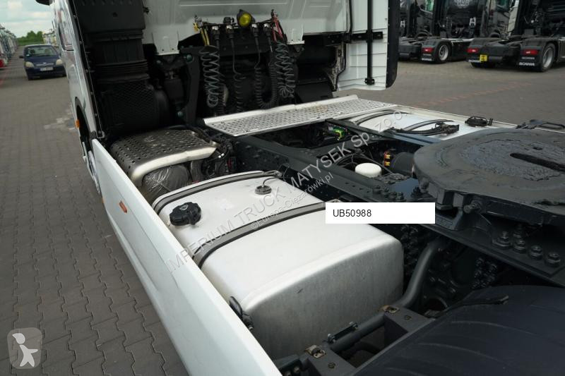 Влекач Iveco / 490