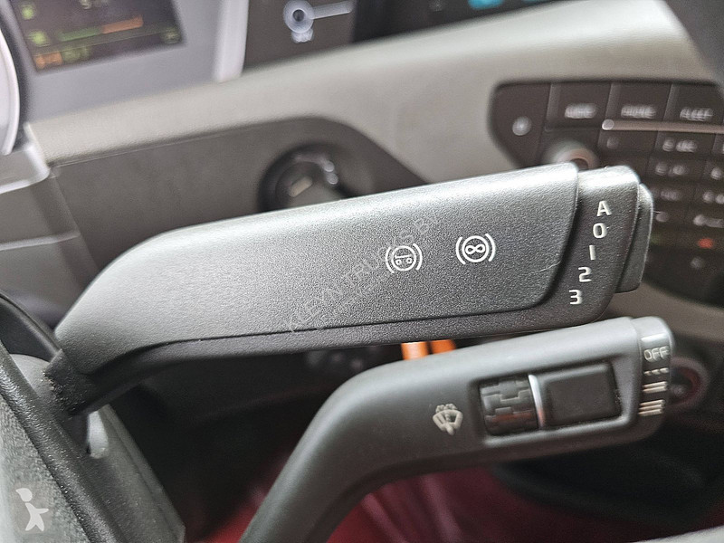 Trekker Volvo 460 6X2 XENON SKIRTS