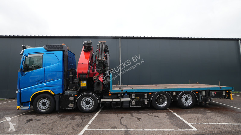 Tahač Volvo 8x2 flatbed truck with Palfinger PK...