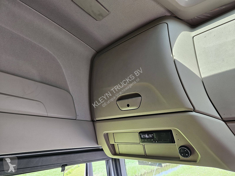 Trekker Iveco AS440S48 NAVI FRIDGE SKIRTS