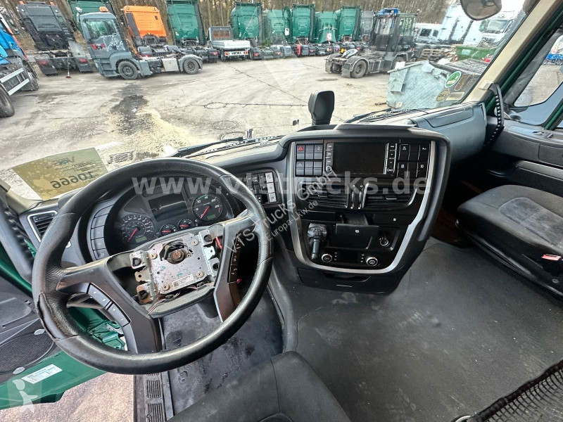 Iveco 460 NP 4x2 LNG tractor unit