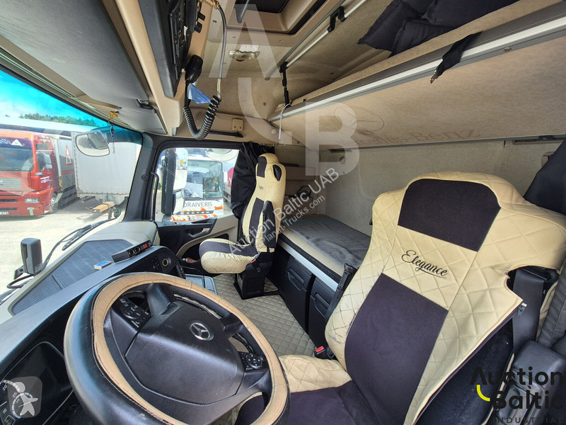 جرار Mercedes 1845 LS