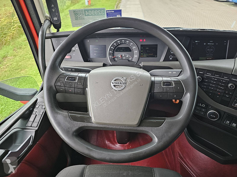 Trekker Volvo 460 6X2 XENON SKIRTS