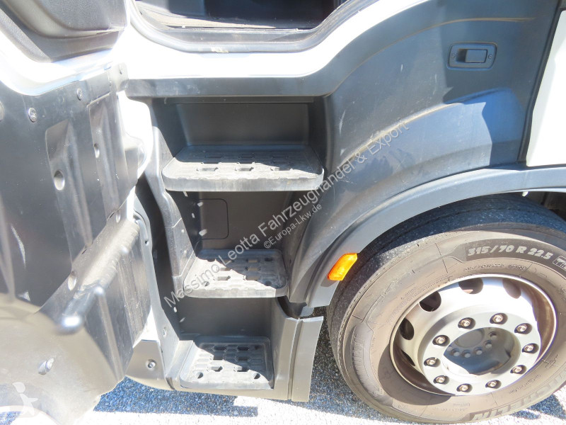 Nyergesvontató Iveco 490