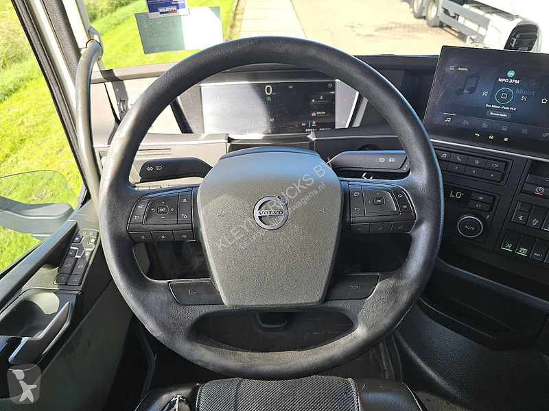 Tractor Volvo 460 6X2 GLOBE SKIRTS