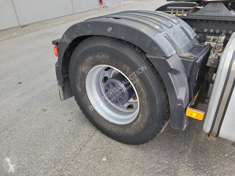 Влекач Volvo 460