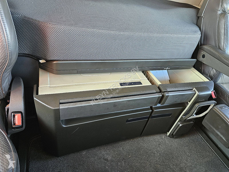 Traktor Volvo 500 LEATHER NAVI SKIRTS