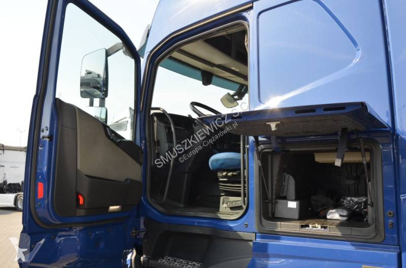 Cap tractor Volvo
