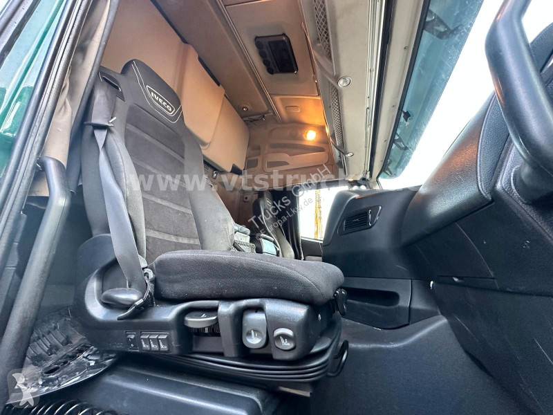Iveco 460 NP 4x2 LNG tractor unit