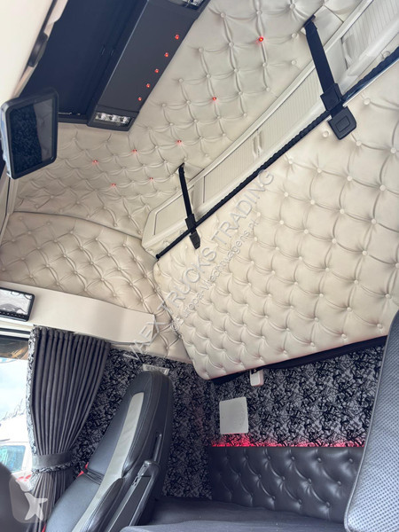 جرار Volvo 13500 Globetrotter XL 4x2 - Low deck...