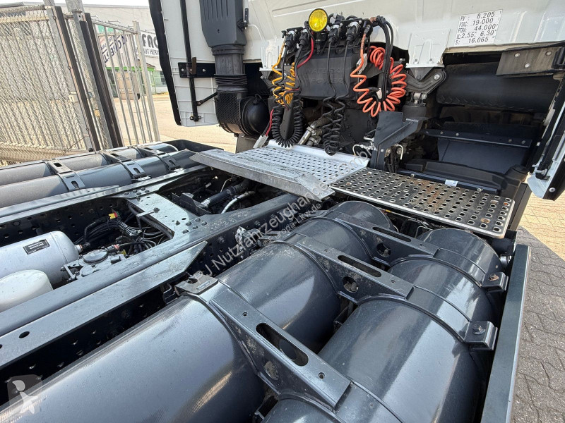 Iveco S460 tractor unit
