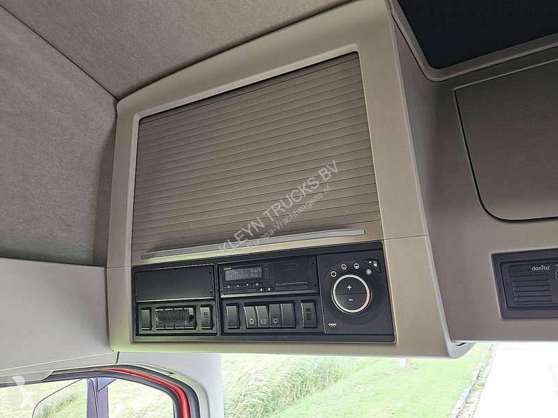 Trekker Volvo 460 6X2 XENON SKIRTS