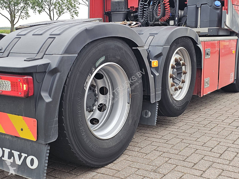 Trekker Volvo 460 6X2 XENON SKIRTS