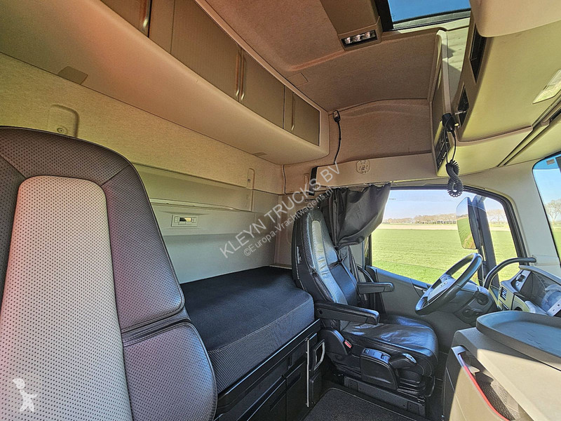 Traktor Volvo 500 LEATHER NAVI SKIRTS