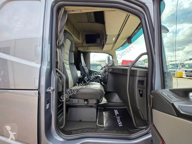 Tahač Volvo / Retarder / Standklima / TV / 6D