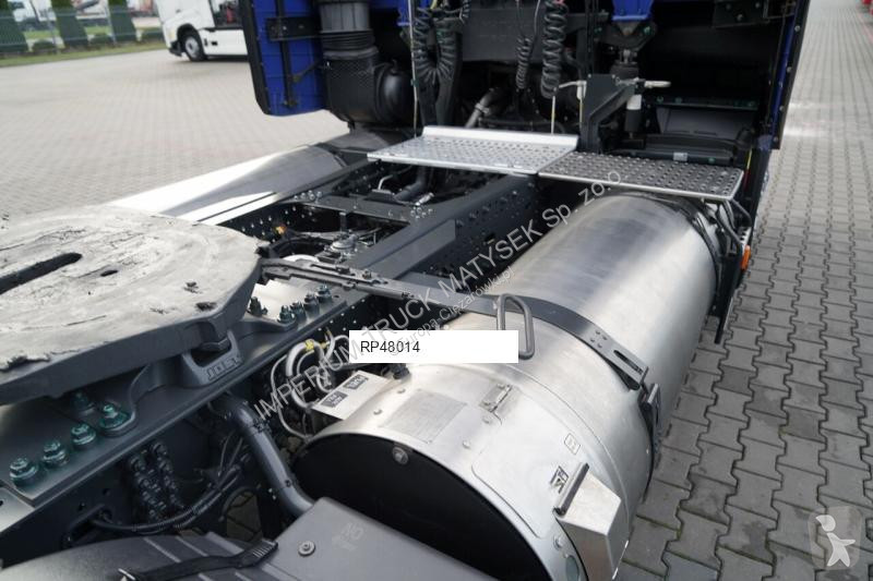 Влекач Iveco 460