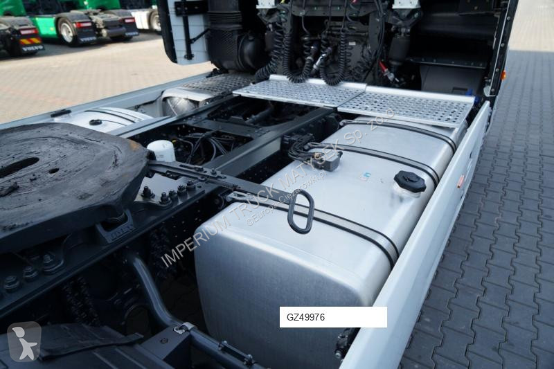 Влекач Iveco 490
