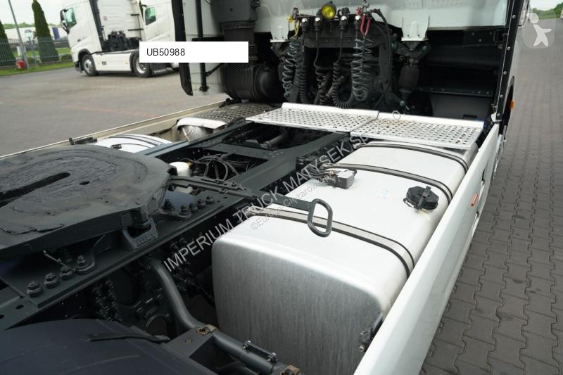 Влекач Iveco / 490