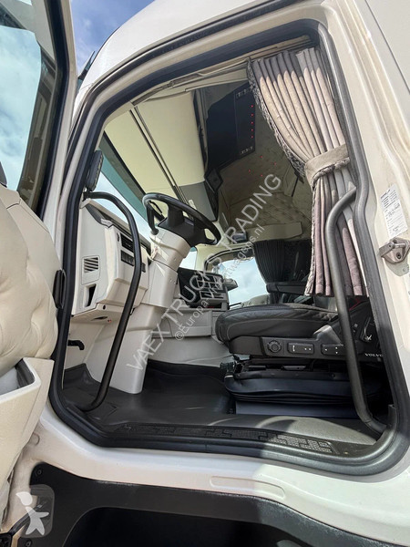 جرار Volvo 13500 Globetrotter XL 4x2 - Low deck...