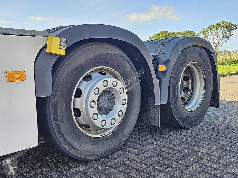 Tractor Volvo 460 6X2 GLOBE SKIRTS