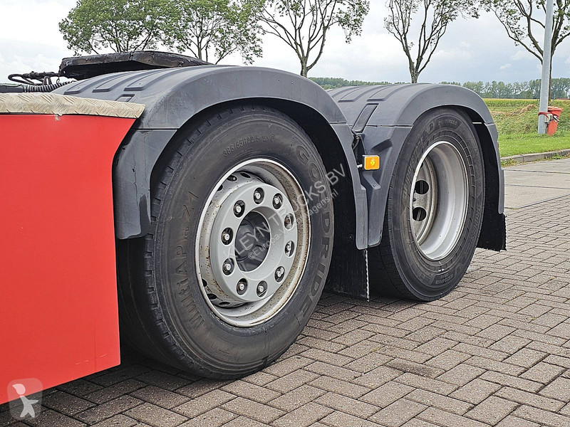 Trekker Volvo 460 6X2 XENON SKIRTS
